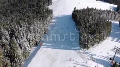 滑雪场上有滑雪者和滑雪升降机的空中滑雪斜坡。 雪山森林